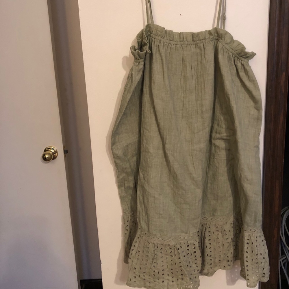 Umgee sage lace dress, size medium.
